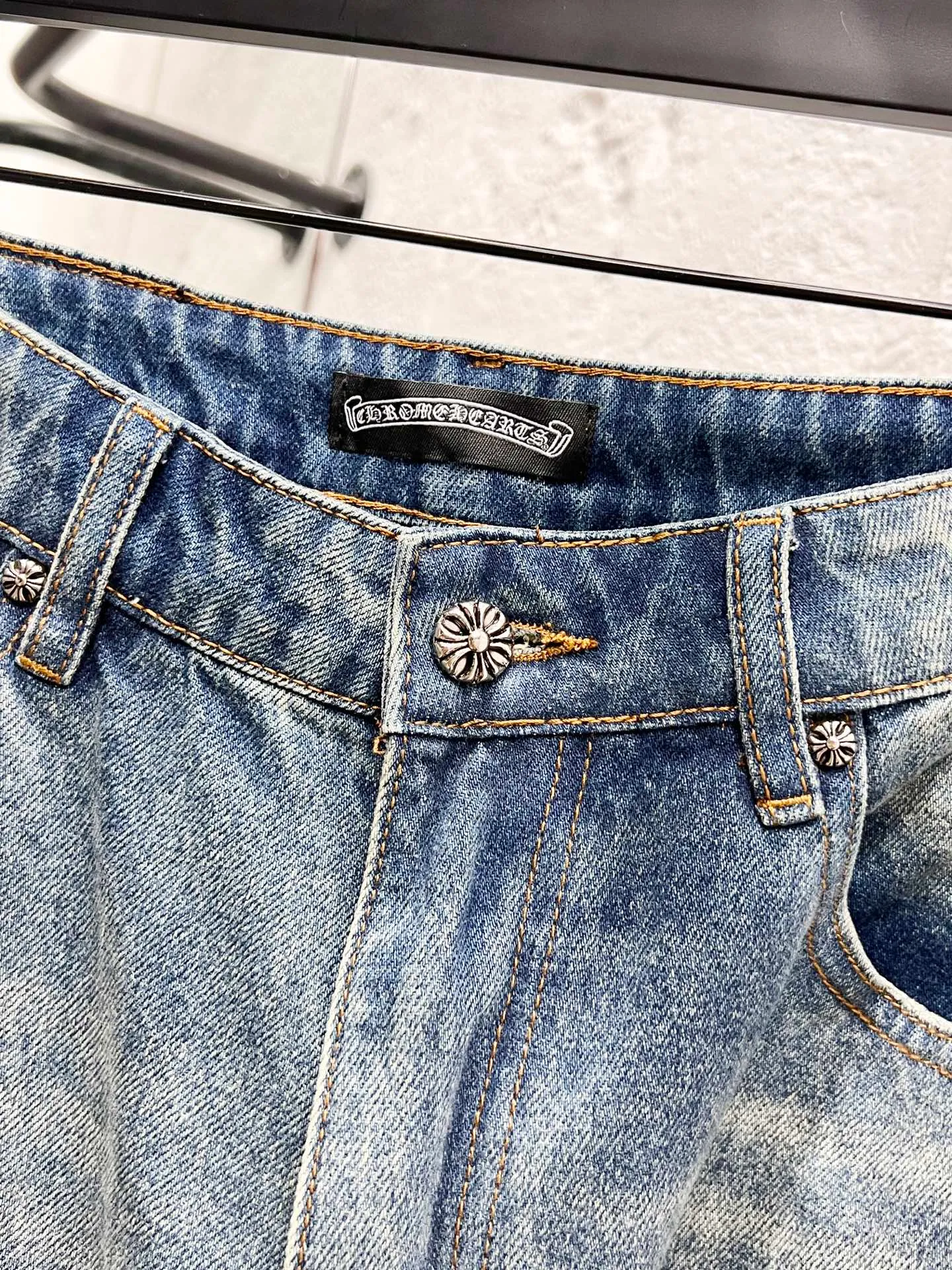P270 Style number: H927 Chrome hearts & Chrome hearts 25ss black leather cross patch leather jeans Chrome hearts’ logging pants are here! ! ! CH Croix Heart Double Knee Cross Patch Leather Bo1 Style Logging Pants Straight-leg Work Pants B136 Croix Heart Cross Sanskrit Overalls Price 24W Level, patchwork cross pattern embellishment, high-waisted washed jeans! ! Absolutely high-end luxury products, 1.9W level god-level single products, super popular products, made by top heavy industry, not to be missed. About Zangyin, this is an extremely luxurious fashion brand, which can also be called the nobles of the high street. It has always been an exclusive brand of some hipsters or rich second generation. Compared with ordinary high streets, it is more luxurious and noble. Compared with luxury brands, it has a more fashionable personality and has always been a brand that I have a special liking for. Imported yarn is custom-woven into a high-density twill canvas, which ensures a crisp silhouette while also making the fabric feel very delicate. It follows the B01 classic silhouette, with a crisp and stylish upper body. The ready-made garments are stone-ground and fermented and can be matched with any style. Buttons and zinc brushing are washed with genuine YKK retro metal products. Double-layered canvas on the front. Perfect details. All hardware is perfect. Size: 30-32-34-36 Color: blue pants and black leather